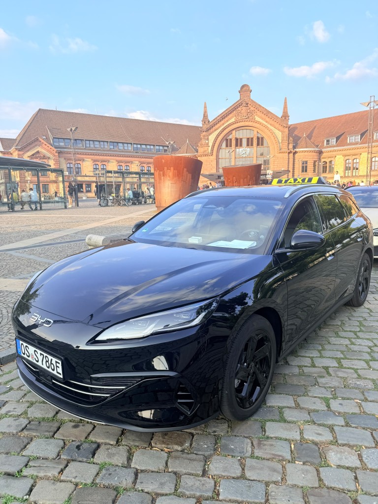 BYD Elektro-Taxi von Taxi Masood vor dem Hauptbahnhof Osnabrück